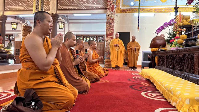 Chư Tăng trong đoàn đã tụng thời kinh cầu nguyện tại chánh điện chùa Long Sơn