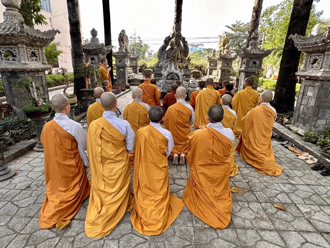 Đoàn đảnh lễ Giác linh Bồ-tát Thích Quảng Đức trong khuôn viên chùa Long Sơn