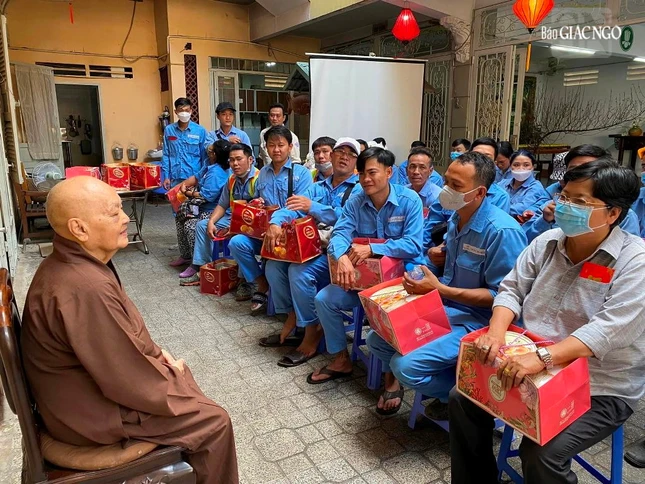 Ni trưởng Thích nữ Tịnh Nguyện trao quà Tết chia sẻ với công nhân môi trường tại quận 10