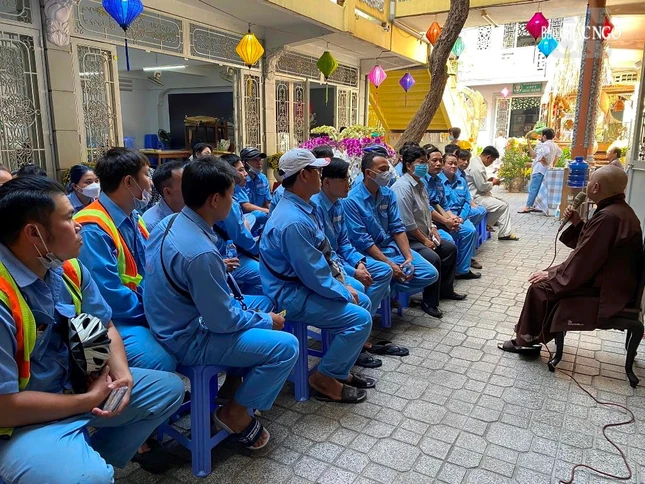 Chúc Tết đến anh em làm công việc làm sạch đường phố