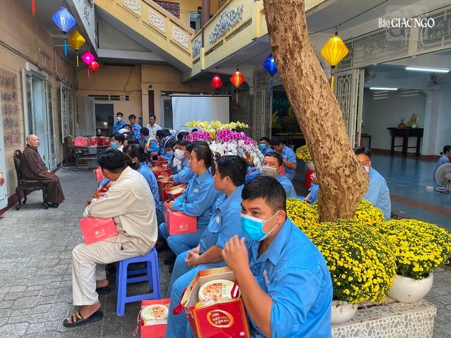 Mỗi dịp Tết, Ni trưởng đều chia sẻ với công nhân vệ sinh, môi trường - Ảnh: Minh Từ Mỗi dịp Tết, Ni trưởng đều chia sẻ với công nhân vệ sinh, môi trường - Ảnh: Minh Từ