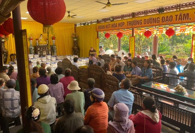 200 phần quà Tết được trao đến bà con xã Quới Thành