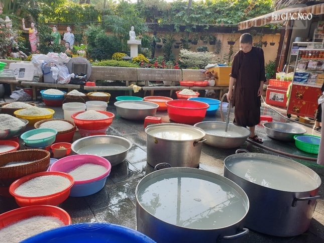 Những ngày cuối Chạp, không khí ở chùa cũng tràn ngập xuân sang...