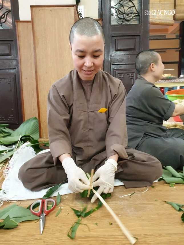 Bánh chưng lá dong và lạt buộc ruột tre