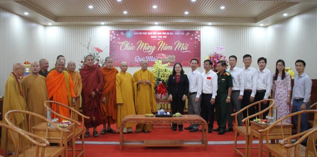 Bà Nguyễn Thị Yến tặng hoa chúc Tết cổ truyền