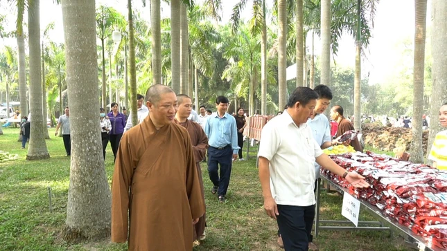 Tham quan Hội chợ Tết lần thứ 2 tại Viện Chuyên Tu Tham quan Hội chợ Tết lần thứ 2 tại Viện Chuyên Tu