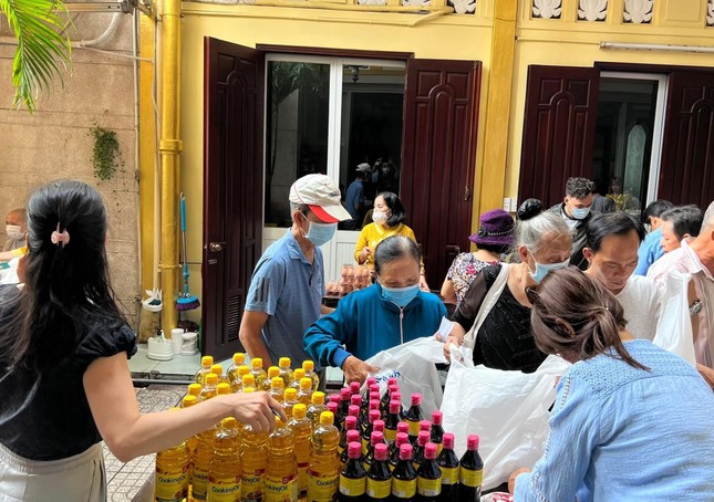 Người đi siêu thị mini tự chọn các thực phẩm theo nhu cầu