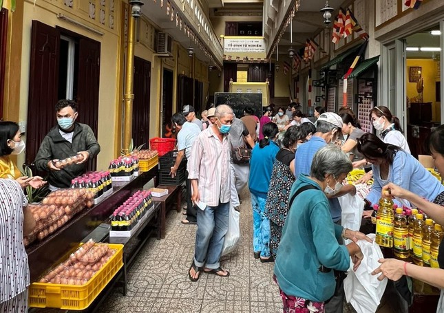 Người nghèo đi siêu thị mini 0 đồng “Tết yêu thương” tại tổ đình Từ Nghiêm - Ảnh: T.Tâm
