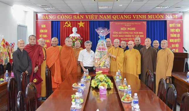 Chư tôn đức Ban Trị sự GHPGVN tỉnh Bà Rịa - Vũng Tàu tặng hoa chúc mừng