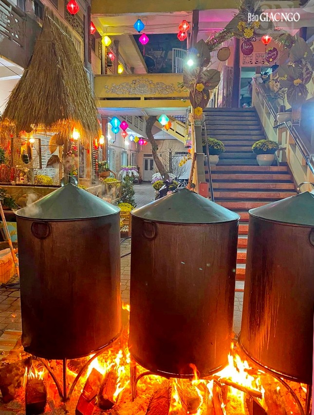 Mỗi mùa nấu bánh là một mùa xuân đi qua - Ảnh: Minh Từ