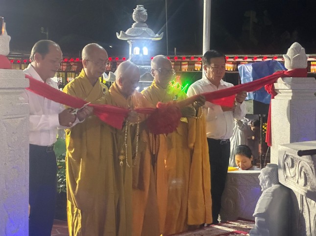 Cắt băng khánh thành công trình