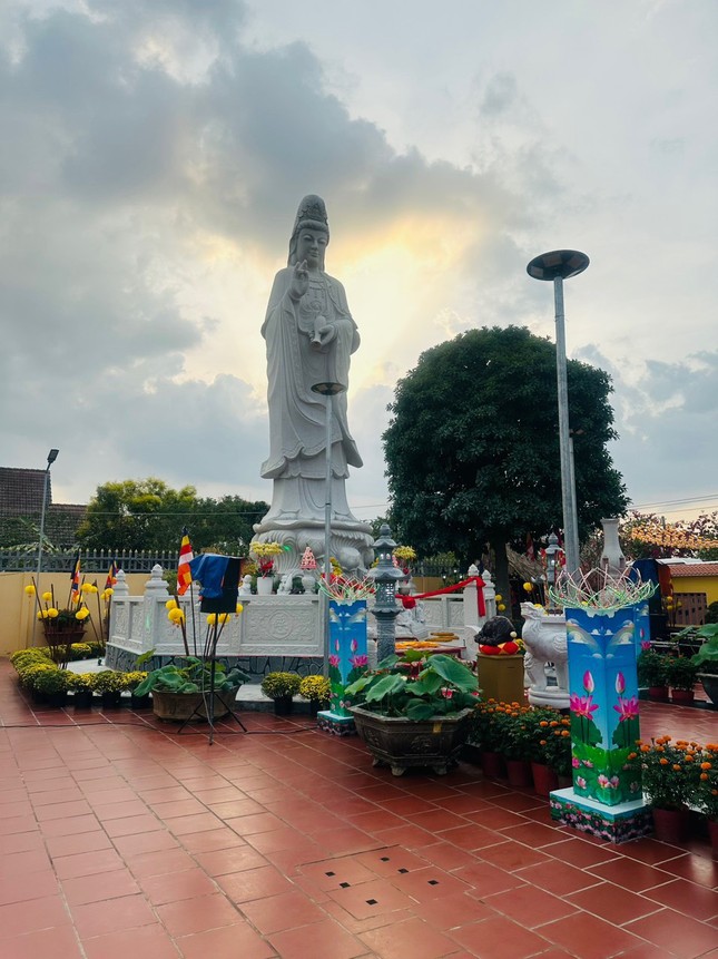 Tôn tượng Bồ-tát Quán Thế Âm trong khuôn viên chùa Bảo Tâm