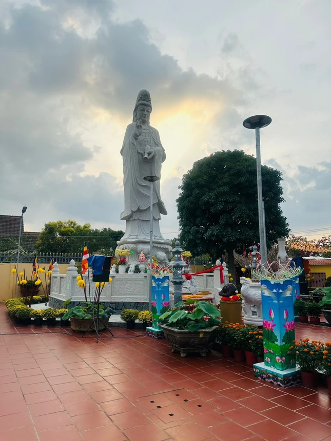 Tôn tượng Bồ-tát Quán Thế Âm trong khuôn viên chùa Bảo Tâm