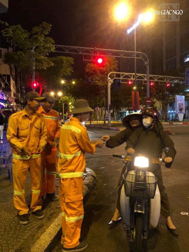 Ni trưởng được chở đi một số tuyến đường thăm công nhân vệ sinh Ni trưởng được chở đi một số tuyến đường thăm công nhân vệ sinh