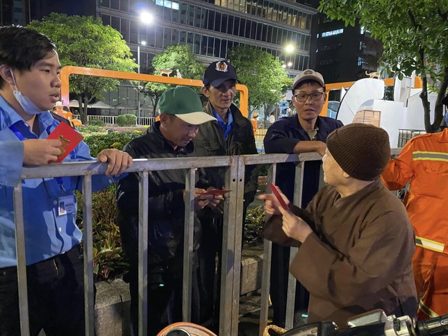 Thăm hỏi, động viên anh em công nhân trong dịp cuối năm Thăm hỏi, động viên anh em công nhân trong dịp cuối năm