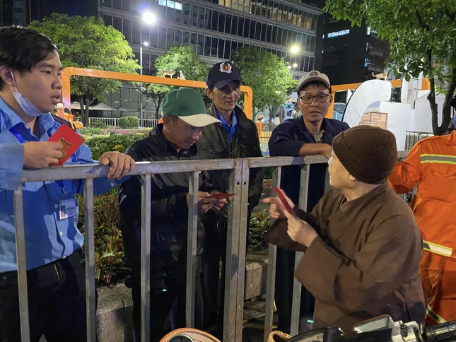 Thăm hỏi, động viên anh em công nhân trong dịp cuối năm