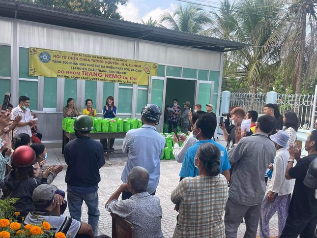 Trao quà Tết tại Bến Tre - Ảnh: T.N Trao quà Tết tại Bến Tre - Ảnh: T.N