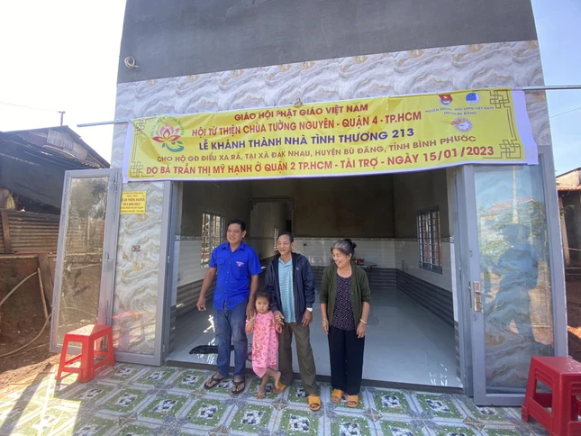 Bàn giao nhà tình thượng đến hộ nghèo