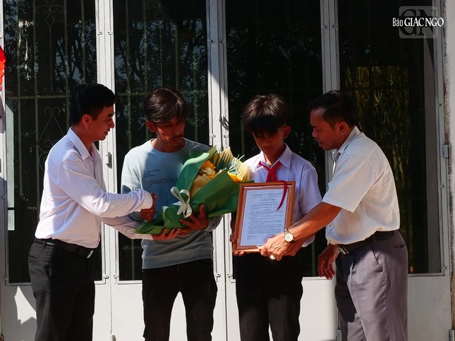 Tỉnh ủy viên, Giám đốc Trung tâm Xúc tiến đầu tư, Thương mại và Du lịch tỉnh Bình Phước Trần Quốc Duy (bìa trái) và Phó Ban dân vận Thị ủy Bình Long Trần Phương Nam trao quyết định tặng nhà cho em Nguyễn Huỳnh Quốc Bảo Tỉnh ủy viên, Giám đốc Trung tâm Xúc tiến đầu tư, Thương mại và Du lịch tỉnh Bình Phước Trần Quốc Duy (bìa trái) và Phó Ban dân vận Thị ủy Bình Long Trần Phương Nam trao quyết định tặng nhà cho em Nguyễn Huỳnh Quốc Bảo