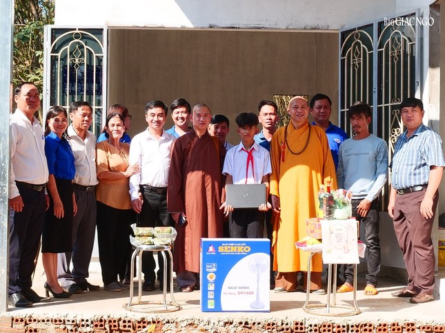 Nhiều đơn vị, cá nhân trao các món quà giúp gia đình em Bảo trong niềm vui có nhà mới trong Tết Quý Mão