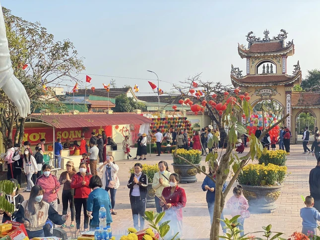 Trở về chùa du xuân đồng thời thời cầu an cho bản thân và gia đình trong đầu năm mới Quý Mão