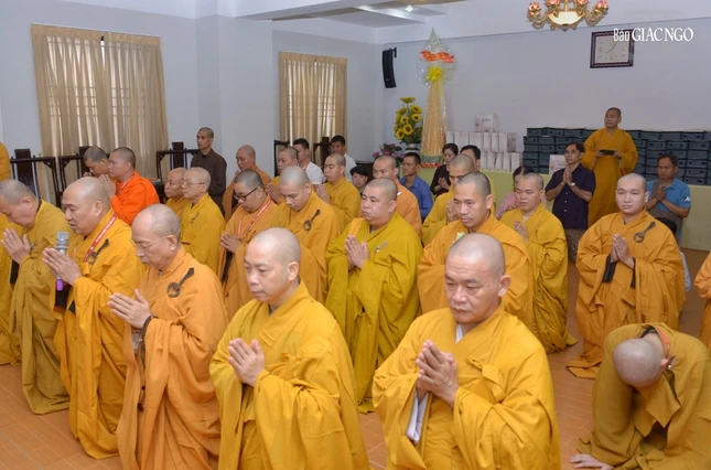 Chư tôn đức Hội đồng Trị sự, ban, viện Trung ương khánh tuế, chúc Tết