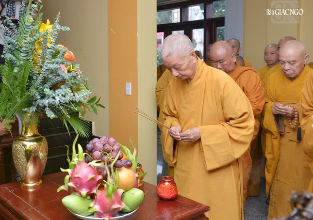 Đức Pháp chủ niêm hương mở cửa Văn phòng Ban Trị sự GHPGVN TP.HCM Đức Pháp chủ niêm hương mở cửa Văn phòng Ban Trị sự GHPGVN TP.HCM