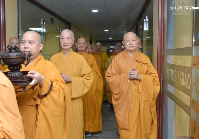 Đức Pháp chủ thăm Văn phòng Ban Trị sự GHPGVN TP.HCM Đức Pháp chủ thăm Văn phòng Ban Trị sự GHPGVN TP.HCM