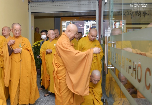 Mở cửa Văn phòng