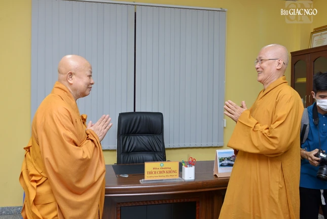 Hòa thượng Trưởng ban Trị sự thăm Văn phòng Ban Hướng dẫn Phật tử Hòa thượng Trưởng ban Trị sự thăm Văn phòng Ban Hướng dẫn Phật tử