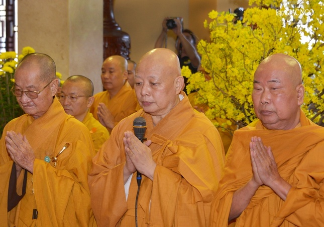 Hòa thượng Thích Lệ Trang thành kính đảnh lễ, tác bạch khánh tuế đến Đức Pháp chủ GHPGVN