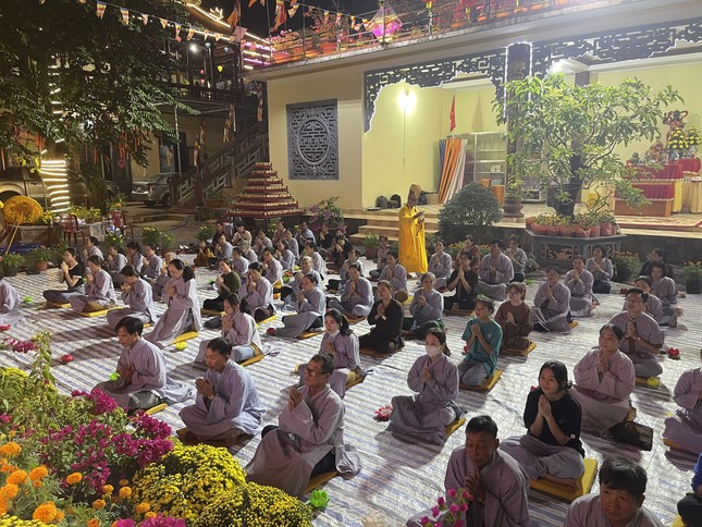 Phật tử và nhân dân trên địa bàn đã trang nghiêm cử hành nghi thức khai kinh cầu nguyện