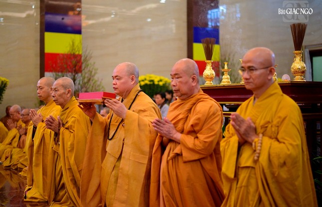 Thượng tọa Thích Thanh Phong cùng chư vị Phó Trưởng ban Trị sự GHPGVN TP.HCM chủ bái