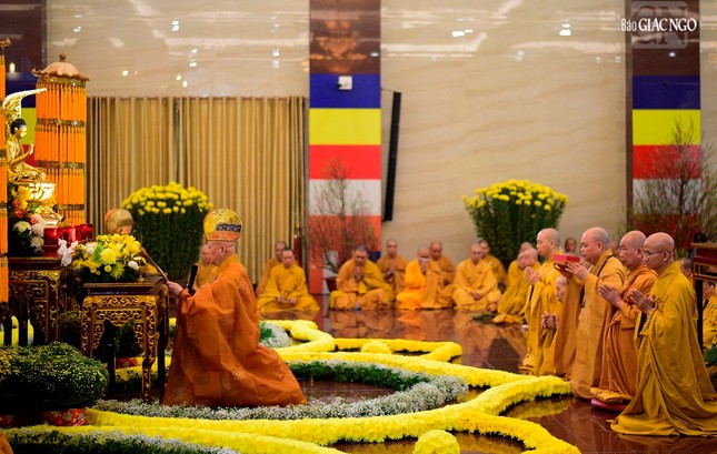 Tuyên sớ trong nghi thức Pháp hội Dược Sư tại Việt Nam Quốc Tự - Ảnh: Quảng Đạo