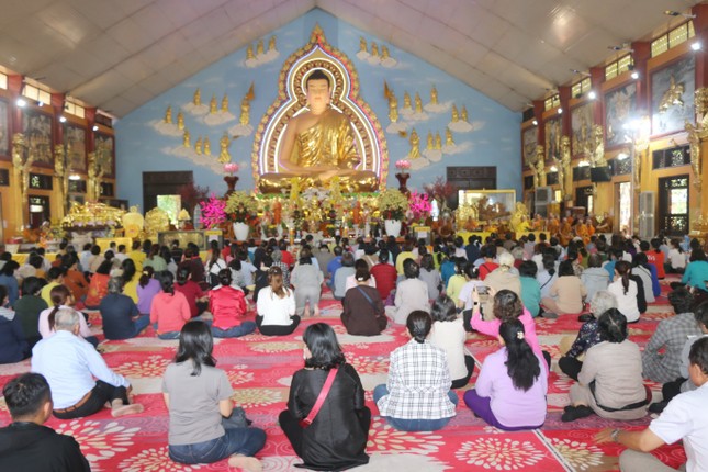 Đoàn cúng dường tại thiền viện Phước Sơn, tỉnh Đồng Nai - Ảnh: CTV