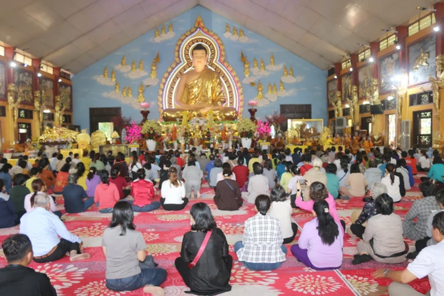 Đoàn cúng dường tại thiền viện Phước Sơn, tỉnh Đồng Nai - Ảnh: CTV