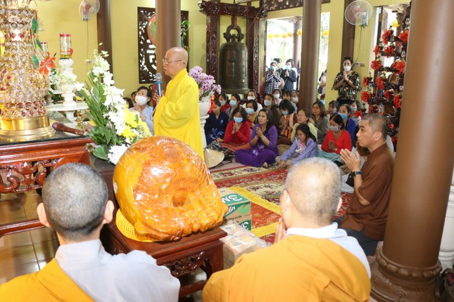 Hòa thượng Thích Chơn Nguyên đại diện đoàn Phật tử tại TP.HCM tác bạch cúng dường