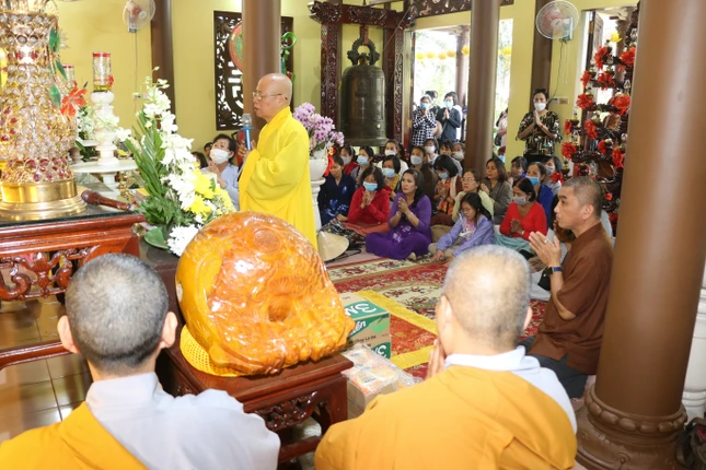 Hòa thượng Thích Chơn Nguyên đại diện đoàn Phật tử tại TP.HCM tác bạch cúng dường