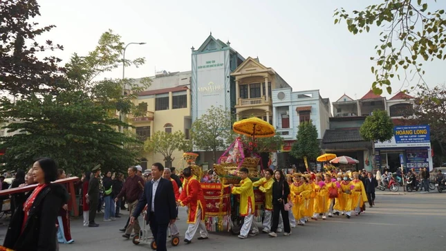 Phật tử, người dân tham dự các hoạt động rước kiệu