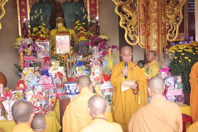 Thượng tọa Thích Quảng Hiền cung tuyên tiểu sử cố Hòa thượng Thích Giác Tánh