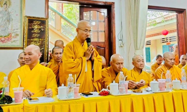 Thượng tọa Thích Thiện Quý tổng kết tóm tắt, đúc kết các ý kiến đóng góp tại hội nghị