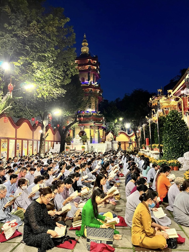 Mỗi ngày từ 18 giờ đến 20 giờ 30 từ ngày mồng 9 Tết đến hết ngày Rằm tháng Giêng năm Quý Mão, Phật tử vân tập trì tụng kinh Dược Sư cầu an