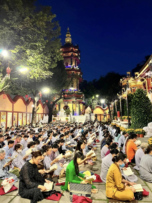 Mỗi ngày từ 18 giờ đến 20 giờ 30 từ ngày mồng 9 Tết đến hết ngày Rằm tháng Giêng năm Quý Mão, Phật tử vân tập trì tụng kinh Dược Sư cầu an