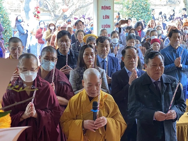 Hòa thượng Thích Bảo Nghiêm niêm hương