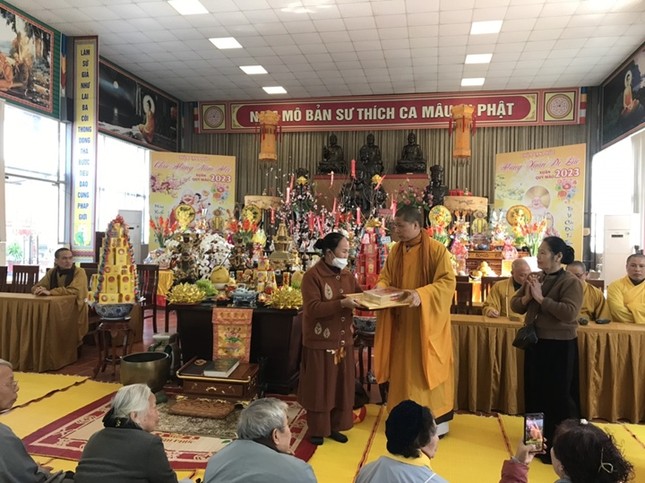 Trao quà đến Phật tử cao niên