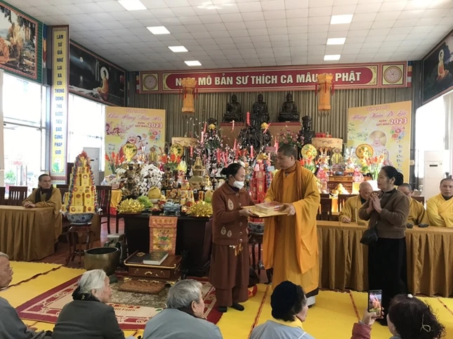 Trao quà đến Phật tử cao niên