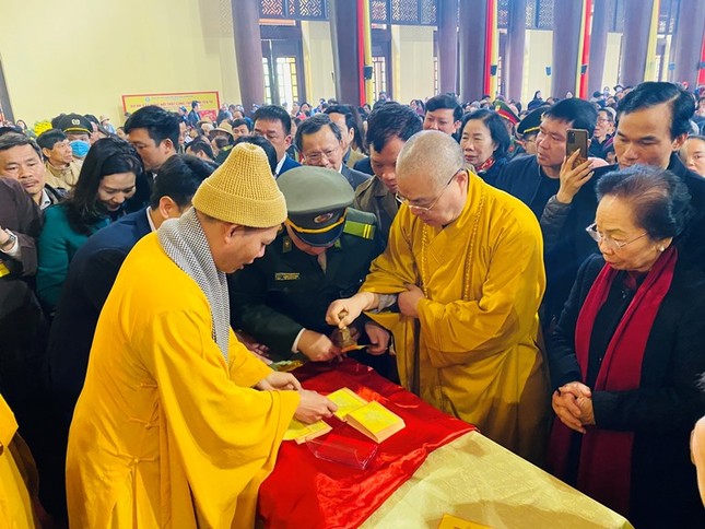 Hòa thượng Thích Thanh Nhiễu với nghi thức đóng dấu đầu tiên - Ảnh: Phật giáo Quảng Ninh