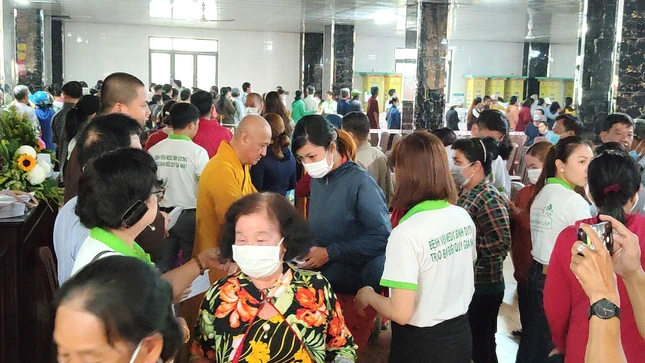 1.200 gia đình được trao quà, khám bệnh miễn phí 1.200 gia đình được trao quà, khám bệnh miễn phí