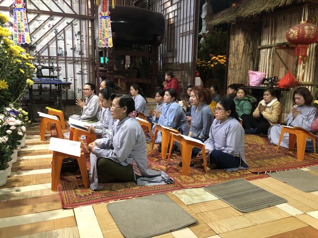 Phật tử trì tụng kinh Dược Sư