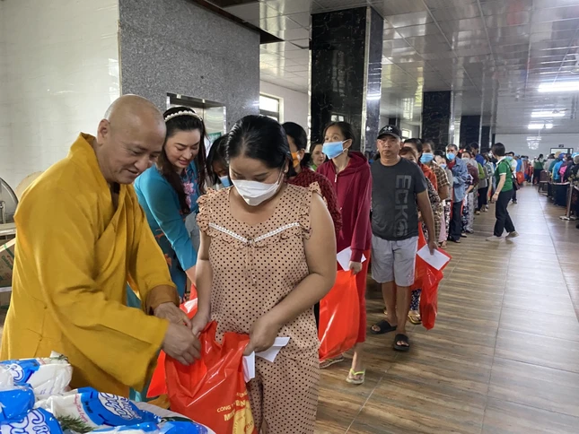 Hòa thượng Thích Huệ Thông trao quà đến bà con khó khăn Hòa thượng Thích Huệ Thông trao quà đến bà con khó khăn